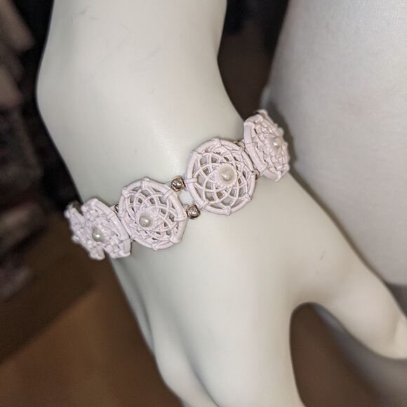 White floral or snowflake pattern w/pearl center bracelet - Picture 2 of 5